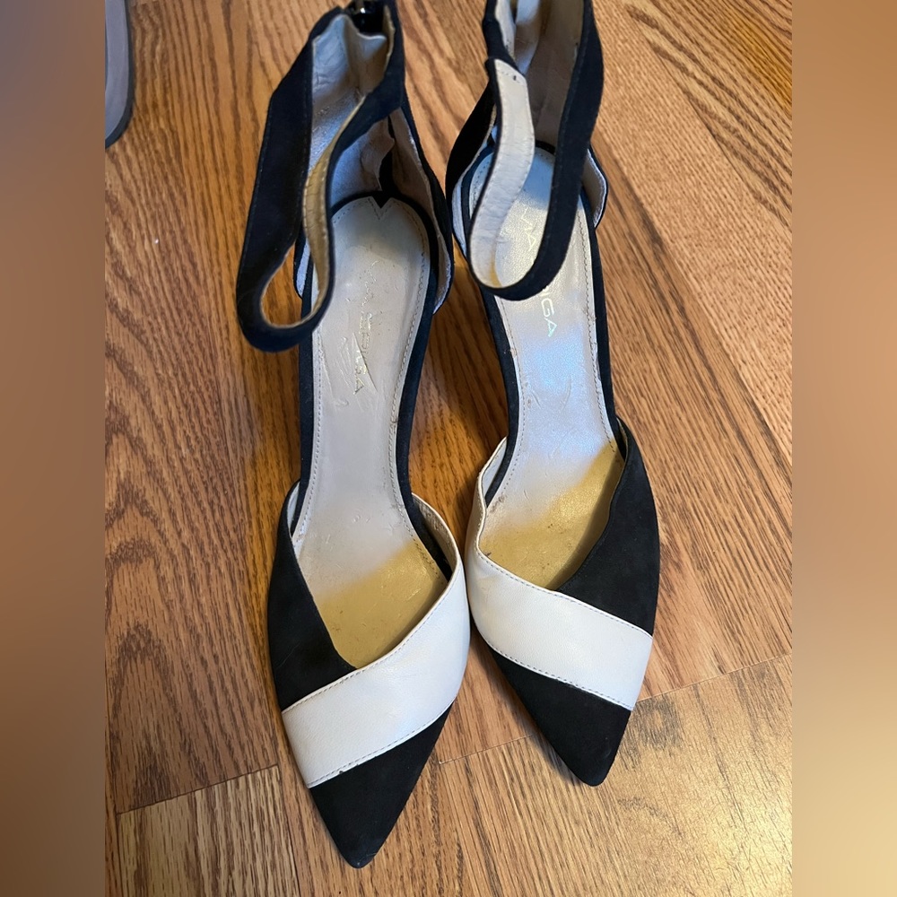 Deleting soon.  

Via Spiga suede and leather pumps